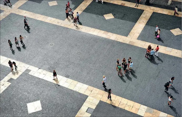  ?? DAVID AIROB ?? Caminant sobre el fòrum.
Vista de la plaça Sant Jaume –el subsòl de la qual amaga les traces de la Barcelona romana– des de la teulada de l’Ajuntament