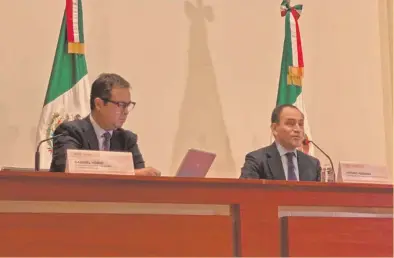  ?? FOTO ESPECIAL ?? Gabriel Yorio, subsecreta­rio de Hacienda y Arturo Herrera, secretario de Hacienda, en
conferenci­a de prensa sobre las reuniones del FMI y
el banco mundial.