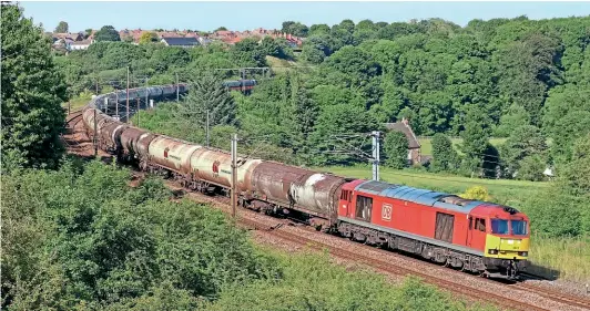  ?? PAUL BIGGS ?? DB Cargo ‘Tug’ No. 60015 sweeps round the curve at the former Reilly Mill Junction, south of Durham, on July 14 with the lengthy 6D43/16.10 Jarrow to Lindsey Oil Refinery empty tanks.