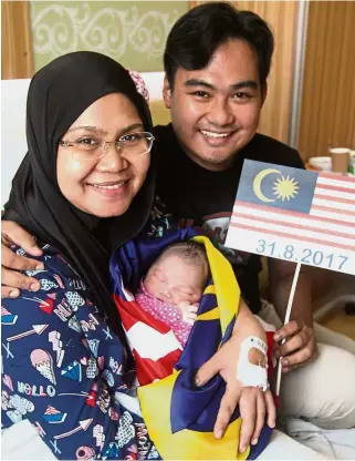  ??  ?? Hermiyunie Mohd Nawi, 32, and her husband Hazman Izuddin Umar Shaifuddin, 31, with their baby Aurora Sofia at the KPJ Ampang Puteri Specialist Hospital. Bouncing baby girl: Nora