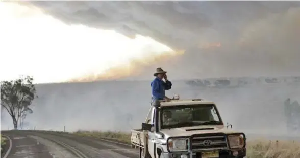  ??  ?? A wall of smoke can be seen in the background between Merriwa and Cassilis in the central west.