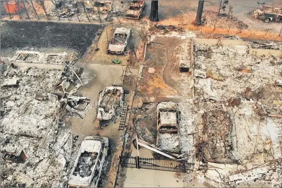  ?? Carolyn Cole Los Angeles Times ?? EMERGENCY responders rammed their way into Paradise amid the chaos of the Camp fire. Above, an aerial view of the city off Clark Road is seen on Thursday.