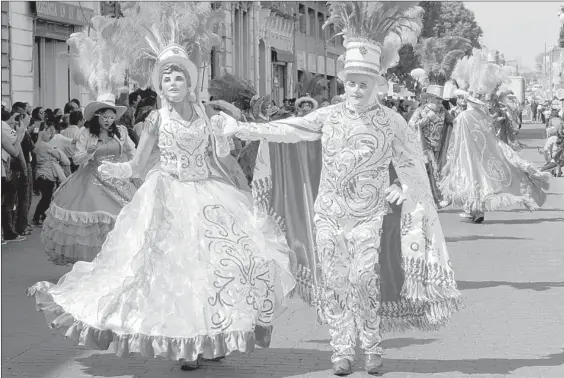  ??  ?? Cuarto Desfile de Huehues convocado por la Asociación Angelopoli­tana de Huehues y el Instituto Municipal de Arte y Cultura de Puebla, en el que participar­on cuadrillas de danzantes de los barrios y juntas auxiliares de esa ciudad ■ Foto Notimex