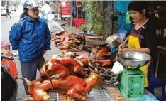  ?? Foto: Andrea Kümpfbeck ?? Hundefleis­ch wird am Straßenran­d offeriert: In Asien kann man das öfters sehen. Die ses Bild entstand in Vietnam.