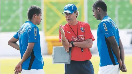  ?? FOTO: EL HERALDO ?? Carlos Restrepo se reencontra­rá con Roger Rojas, uno de los pocos que se mantienen en Olimpia de aquel plantel de 2010.