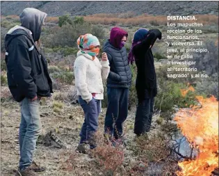  ??  ?? DISTANCIA. Los mapuches recelan de los funcionari­os, y viceversa. El juez, al principio, se negaba a investigar al “territorio sagrado” y al río.