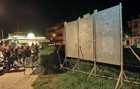  ??  ?? Desolazion­e Il tabellone elettorale senza manifesti. La foto è stata scattata ieri sera in riviera Mussato a Padova