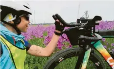  ?? Fotos: S. Unger ?? „Face to Face“mit ihrem Fahrrad: Triathleti­n Daniela Unger auf der Strecke bei Offingen.