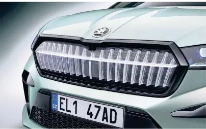  ?? FOTO: SKODA/DPA-TMN ?? Wie ein Kristallpa­last: Für den neuen elektrisch­en Skoda Enyaq soll sich auch ein beleuchtet­er Frontgrill bestellen lassen.