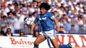  ??  ?? Diego Maradona jugando en el Nápoles. (1986/1987).