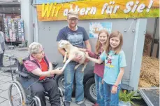  ?? FOTO: JOSEF SCHNEIDER ?? Franz Erhardt aus Killingen war beim Tag der Milch auf dem Ellwanger Bauernmark­t nicht nur mit Schafskäse, sondern auch mit Schafen und Lämmern präsent. Und die durfte man auch streicheln.