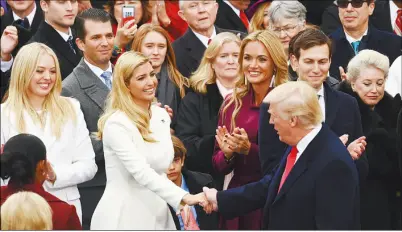 ??  ?? 伊凡卡(左二)、蒂凡妮(左一)姊妹同穿白色大衣出席­川普總統就職典禮。 (Getty Images)