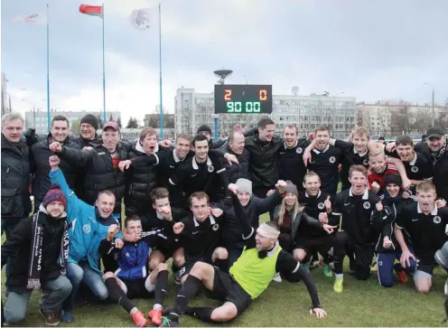  ?? Foto: Anna Zankovich ?? Fans und Spieler der »Krähen« aus dem Minsker Stadtteil Krumkatsch­i bejubeln den Aufstieg in die erste Liga.