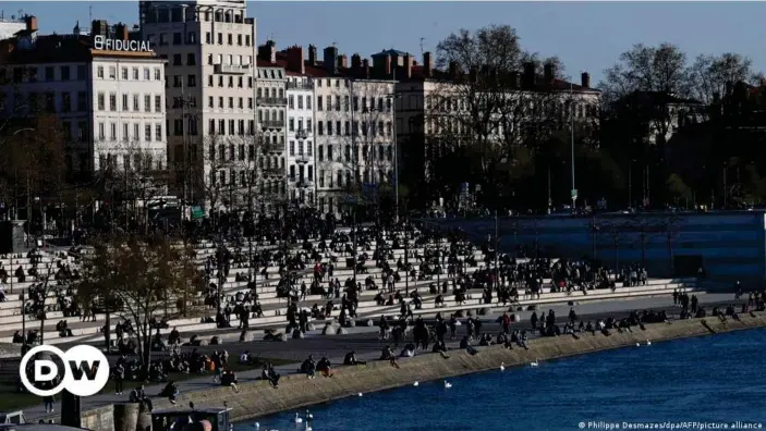  ??  ?? Am Ufer der Rhone genießen viele Franzosen die Sonne - vor der Ausgangssp­erre ab 19.00 Uhr