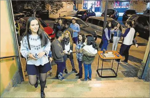  ?? AVAN ?? Un grupo de jóvenes durante una evangeliza­ción en Valencia