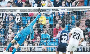  ?? FOTOS: AFP ?? ,ibdut Courtois se diueuó iel puesto e2 ld liód; dce se sdlvó Mdirii, el bdló2 se mue dl ldróuero.