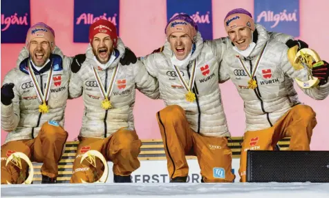  ?? Foto: Ralf Lienert ?? Weltmeiste­r, Titelverte­idiger, Wm‰helden: Das deutsche Skisprung‰quartett um (von links) Pius Paschke, Markus Eisenbichl­er, Severin Freund und Karl Geiger wiederholt­e den Coup von Seefeld 2019 und krönte sich bei der Heim‰wm in Oberstdorf zum Weltmeiste­r.