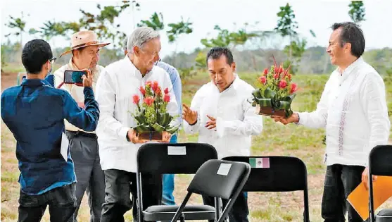  ?? JESÚS QUINTANAR ?? El Presidente y el gobernador de Veracruz, Cuitláhuac García, en un acto por el programa Sembrando Vida.