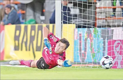  ??  ?? El guardameta argentino Agustín Marchesín, procedente del Santos Laguna, está listo para integrarse a las filas del América ■ Foto Jam Media