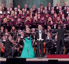  ?? FOTOGRAMMA ?? Piazza Duomo. Il tenore Andrea Bocelli con la soprano Diana Damrau durante l'esibizione di ieri sera a Milano