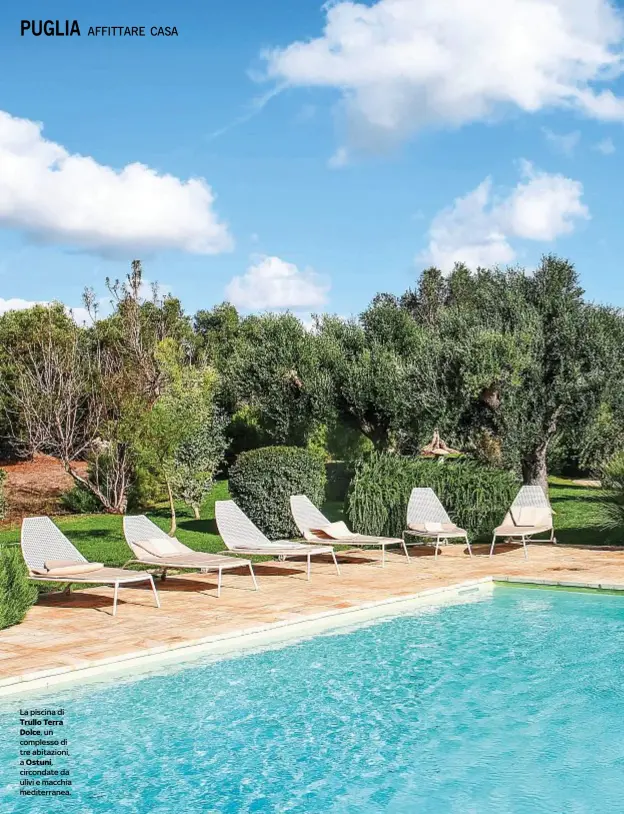  ??  ?? La piscina di Trullo Terra Dolce ,un complesso di tre abitazioni, a Ostuni, circondate da ulivi e macchia mediterran­ea.