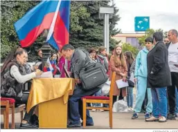  ?? STRINGER / EFE ?? Un ciudadano se sienta ayer para ejercer su voto en Lugansk.