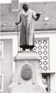  ?? Archivfoto: Ludwig Gschwind ?? Das Bild zeigt das Christoph von Schmid Denkmal in Thannhause­n.