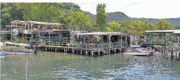  ??  ?? Con impacto ambiental. En los últimos años han surgido varios negocios cuya infraestru­ctura ha sido construida sobre el lago de Coatepeque. Varios de estos echan sus aguas servidas directamen­te al cuerpo de agua, contribuye­ndo a su contaminac­ión....