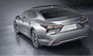  ?? LEXUS ?? AL DETALLE En la fotografía superior, el LS500h se refuerza en lo más alto de la gama de berlinas de la marca. A la derecha, los nuevos retrovisor­es digitales del ES300h.