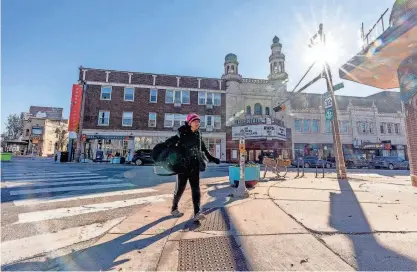  ?? MIKE DE SISTI/MILWAUKEE JOURNAL SENTINEL ?? East North and North Farwell avenues is among the spots that would be made safer for pedestrian­s under changes proposed for that neighborho­od.