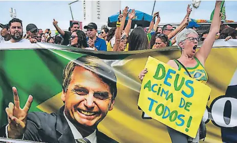  ?? Afp ?? POLÉMICO. Jair Bolsonaro, el Donald Trump brasileño, lidera los sondeos de intención a voto a menos de 24 horas de los comicios.