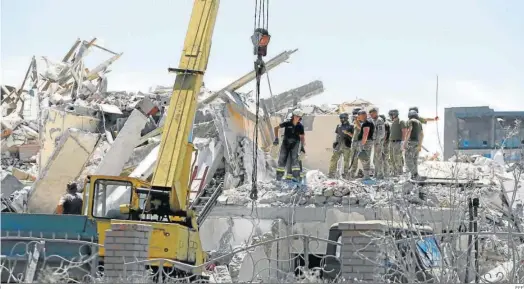  ?? EFE ?? Equipos de rescate trabajan entre los escombros en un hotel destruido por los bombardeos rusos en la ciudad de Serhiivka, cerca de Odesa.