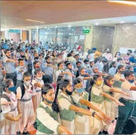  ?? ?? Students pledge to follow traffic rules at tall times and encourage others to follow suit