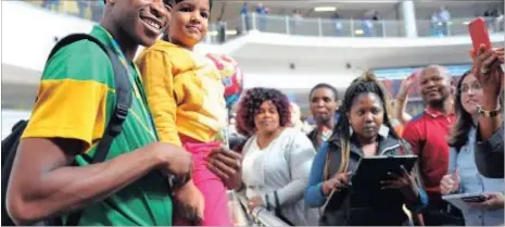  ?? Picture: ITUMELENG ENGLISH ?? IDOL: South Africa’s long jump silver medal winner, Luvo Manyonga, shares a moment with six-year-old Yesha Singhai from India. Yesha and her parents are first time visitors to our country.