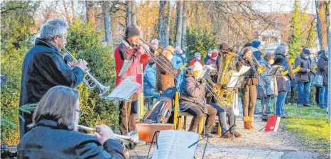  ?? FOTO: THOMAS SIEDLER ?? Auf dem Friedhof Sankt Johann musizierte das Ensemble des Posaunench­ors unter Leitung von Wolfgang Böttiger.