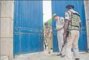  ?? PTI ?? CRPF personnel at NC patron Farooq Abdullah’s house after a person was shot dead while trying to drive into the heavily fortified residence of the former CM at Batindi in Jammu on Saturday.
