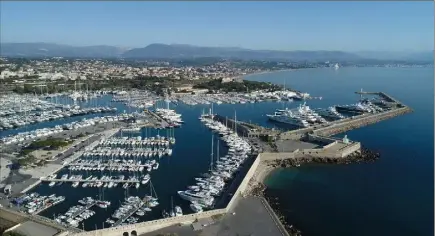  ?? (Photo drone Sébastien Botella) ?? Chaque année, entre février et mars, entre  et  jeunes étrangers viennent postuler sur le port d’Antibes.