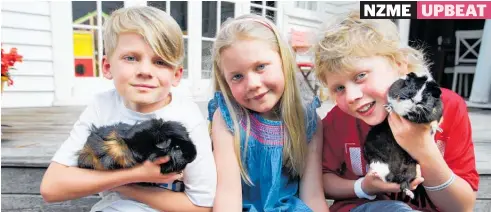  ?? Photo / Leon Menzies ?? Benny Snow (holding Poseidon, left), Emma Snow and Jamie Snow (with Patches) at their Mt Eden home after Patches’ adventure.