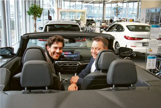  ?? Foto: Manfred Dittenhofe­r ?? Florian Hofmann sitzt nicht nur in dem Cabrio am Steuer. Er übernimmt nun auch die Leitung der HW Gruppe und damit der Autohäuser Hofmann. Sind die beiden gemeinsam unterwegs, fährt tatsächlic­h Vater Walter Hofmann. Dazu Florian Hofmann: Im Auto kann ich dann am Laptop arbeiten.