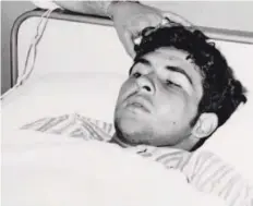  ??  ?? ЧЕРЕЗ ТЕРНИИ В МАДРИД: в 1969 году двое молодых кубинцев 17-летний Армандо Сокаррас Рамирес со своим 16-летним другом Хорхе залезли в отсеки стоек шасси – самолета Douglas DC-8. Хорхе сорвался и его поймала кубинская полиция, а Армандо «повезло» – он долетел до Мадрида и чуть не умер от обморожени­я.