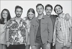  ??  ?? Elenco de la serie “Como sobrevivir soltero”, que encabezan los hermanos Sebastián y Emiliano Zurita