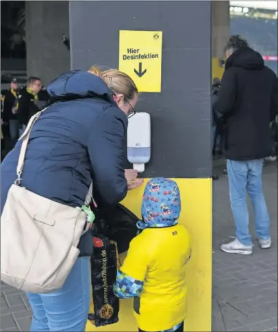  ??  ?? Medidas de prevención en el estadio antes del partido entre Dortmund y Friburgo.