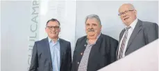  ?? FOTO: INGEBORG WAGNER ?? Blick auf die Neuausrich­tung (von links): Dekan Stephan Messner, Gründungsd­ekan Peter Anders und Rektor Rolf Schofer vom Hochschulc­ampus Tuttlingen.