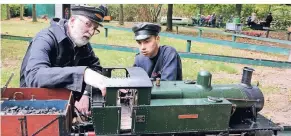  ?? FOTO: UWE MISERIUS ?? Der erfahrene Dampfbahne­r Johannes Grabsch 71 aus den Niederland­en erklärt Niklas Bories (15) aus Langenfeld, wie man die alte Bahn anheizt und richtig schmiert.