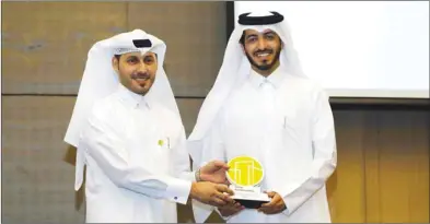  ??  ?? Hilal Saad al-Mohannadi, Qatargas head, Environmen­t Regulatory and Compliance (right), receiving the award from Meshal al-Shamari, director, Qatar Green Building Council.