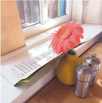  ?? JANE CHANDLER/FOR THE JOURNAL ?? A single cut flower reflects the freshness of the ingredient­s in meals served at Vinaigrett­e.