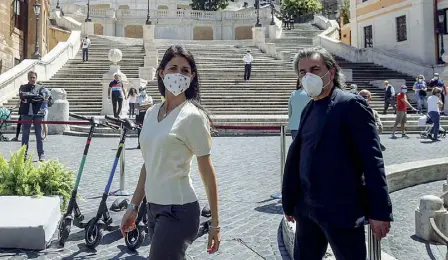  ??  ?? Piazza di Spagna La sindaca Virginia Raggi e l’assessore Pietro Calabrese durante la presentazi­one dei monopattin­i Dott (Frustaci/Ansa)