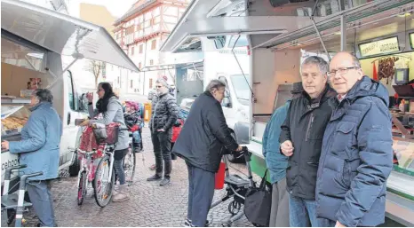  ?? SZ-FOTO: JOHANNES NUSS ?? CDU-Sprecher Heinz Zeiher (links) und Schelkling­ens Hauptamtsl­eiter Edgar Sobkowiak sind zuversicht­lich, dass der neue Standort des Schelkling­er Wochenmark­tes in Zukunft noch besser angenommen wird. Am gestrigen Mittwoch präsentier­te sich der Markt gut...