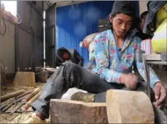  ??  ?? A craftsman works in the wooden bowl workshop in Mainling county.