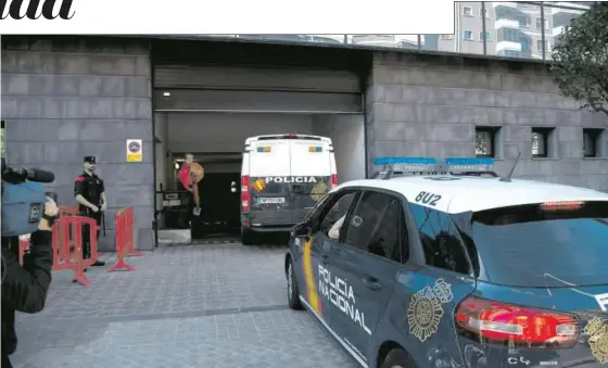  ??  ?? José Ángel Prenda Martínez, Ángel Boza Florido y Jesús Escudero Domínguez llegan en un furgón de la Policía Nacional al Palacio de Justicia.